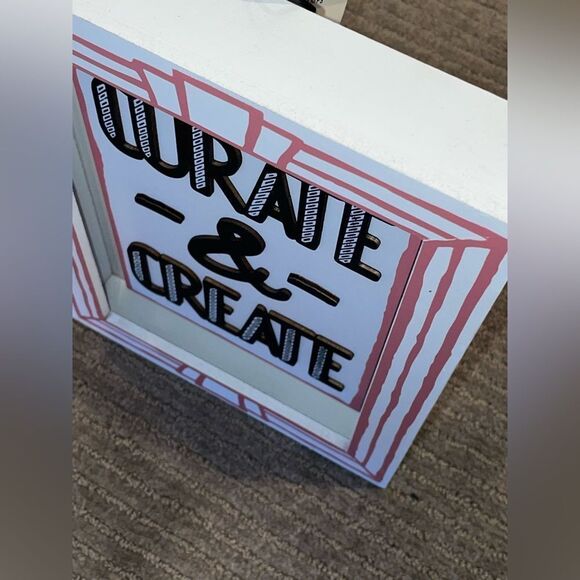 NWT “CURATE -&- CREATE” WALL DECORE PERFECT FOR POSH ROOMS!! 7.5x10” - Picture 7 of 8